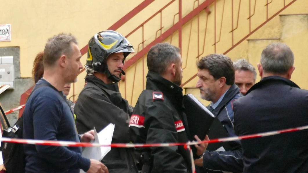 Vigili del fuoco e inquirenti davanti all’abitazione dove è avvenuta la tragedia Vigili del fuoco e inquirenti davanti all’abitazione dove è avvenuta la tragedia