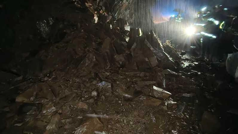 A San Lorenzo sono intervenuti i pompieri per una frana che ha interessato il fianco della collina lungo il tratto di strada che da via Nieri porta nella frazione A San Lorenzo sono intervenuti i pompieri per una frana che ha interessato il fianco della collina lungo il tratto di strada che da via Nieri porta nella frazione