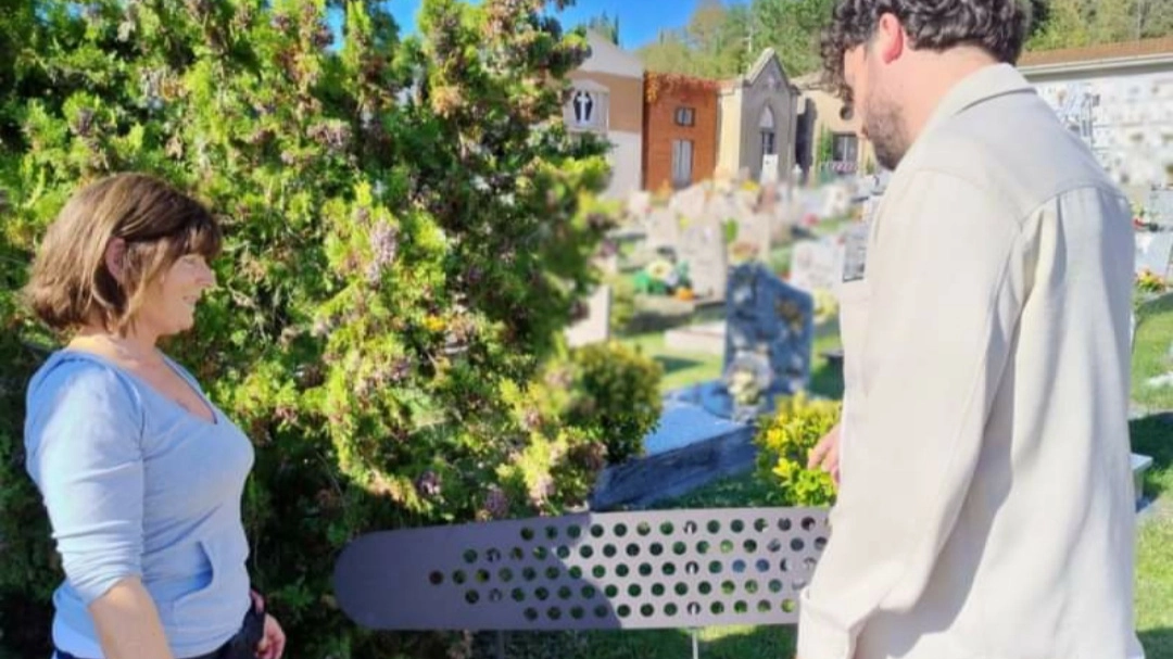 Vicchio, donate nuove panchine al cimitero e risistemata la cappellina Vicchio, donate nuove panchine al cimitero e risistemata la cappellina