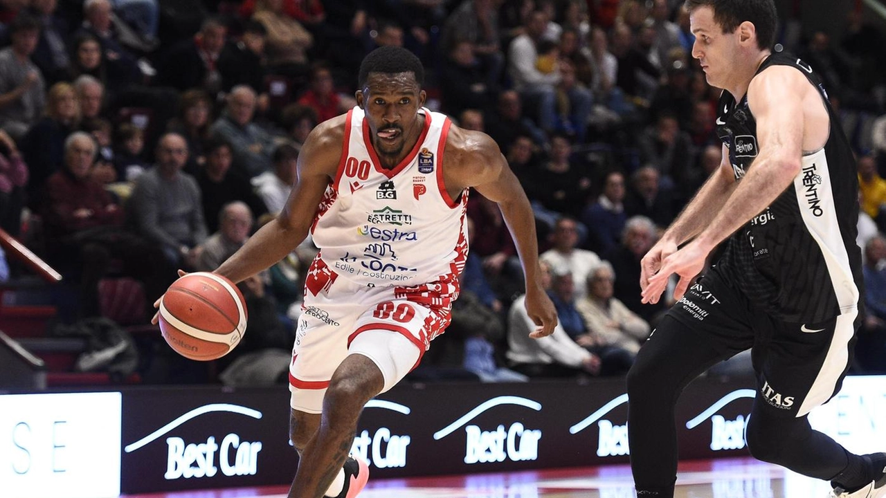 Il Pistoia Basket si prepara al ritorno in campo con nuovi arrivi e incognite fisiche. Coach Markovski dovrà fare scelte difficili per la formazione. Il Pistoia Basket si prepara al ritorno in campo con nuovi arrivi e incognite fisiche. Coach Markovski dovrà fare scelte difficili per la formazione.
