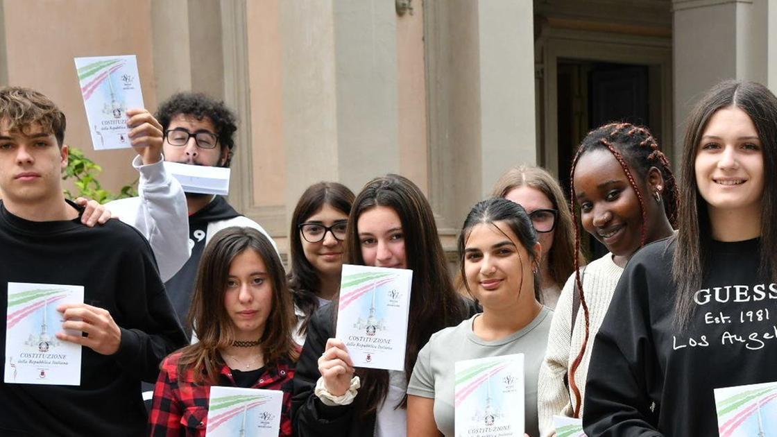 Cerimonia speciale per i neo diciottenni. Consegnate 400 copie della Costituzione Cerimonia speciale per i neo diciottenni. Consegnate 400 copie della Costituzione