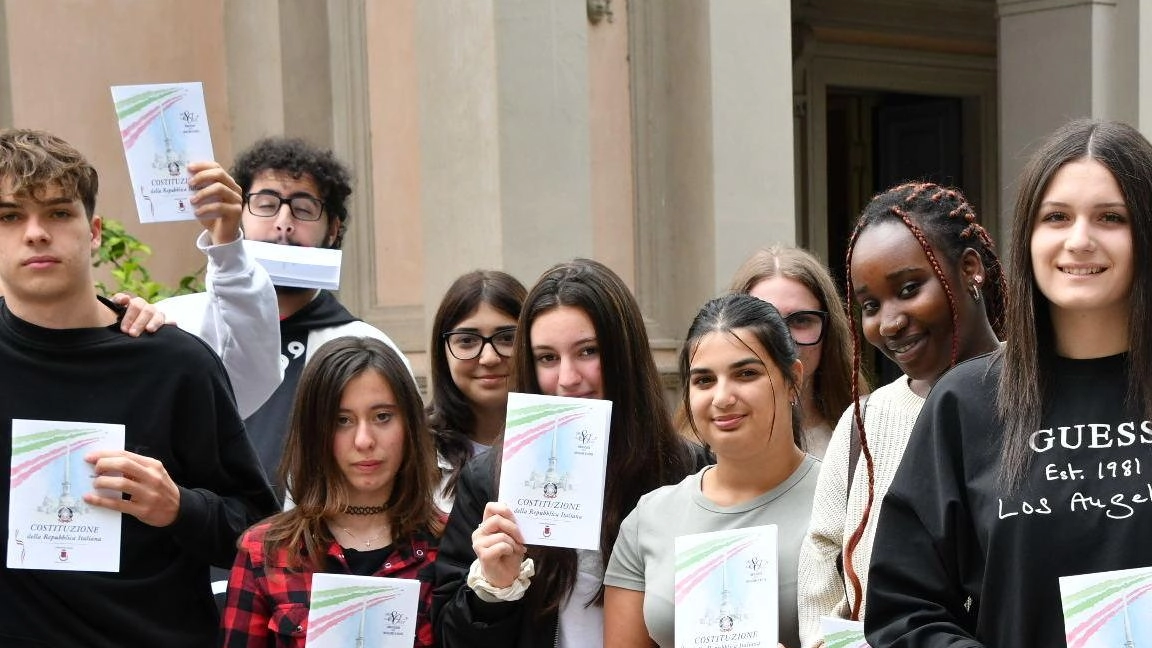 Alcuni studenti davanti al teatro Guglielmi con le Costituzioni (Foto Paola Nizza) Alcuni studenti davanti al teatro Guglielmi con le Costituzioni (Foto Paola Nizza)