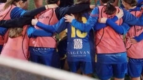 Asia Bellè con la sua. squadra di calcio Asia Bellè con la sua. squadra di calcio