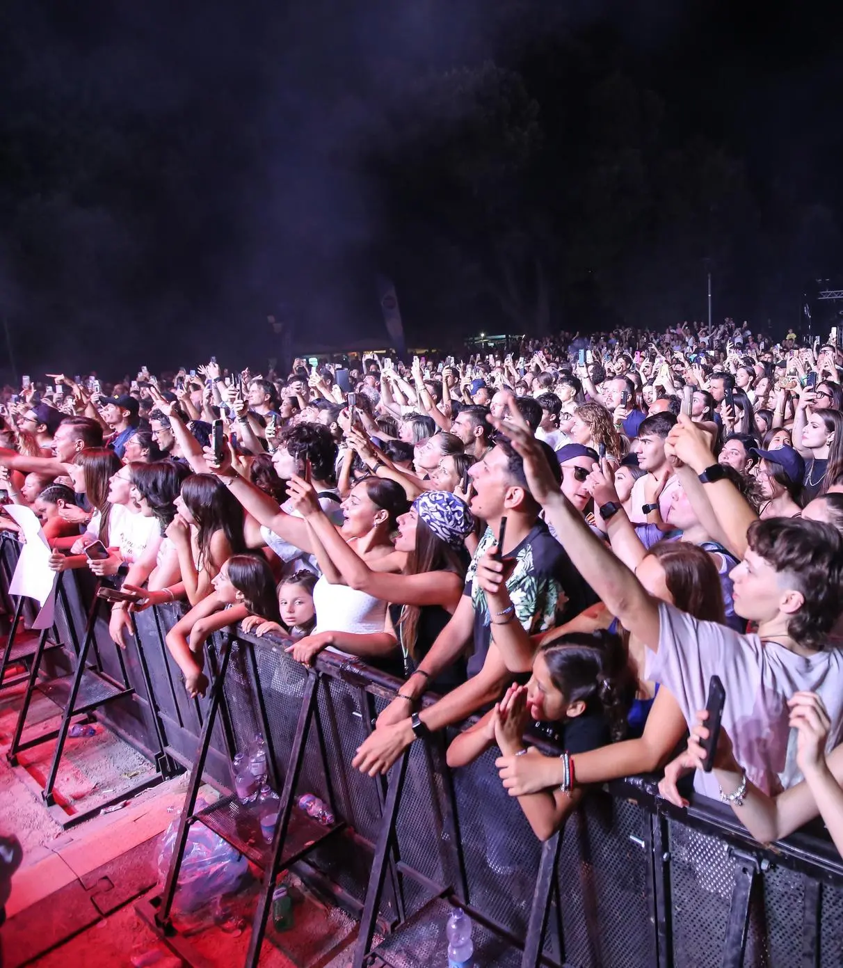 La città vive al ritmo della musica. Lucio Corsi sul palco del Frontone per il finale dell’Umbria che spacca