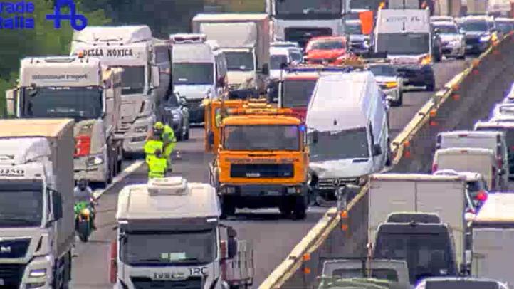 un altro incidente in autostrada scontro tra furgone e tir lunghe code