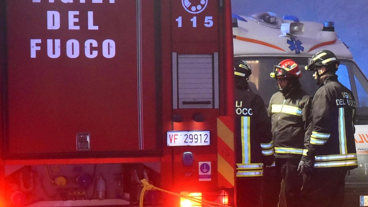 Tre intossicati nell’incendio di una cucina scoppiato in piena notte. Il fatto in piazza Sant’Omobono. Il testimone: "L’aria era irrespirabile" . Tre intossicati nell’incendio di una cucina scoppiato in piena notte. Il fatto in piazza Sant’Omobono. Il testimone: "L’aria era irrespirabile" .