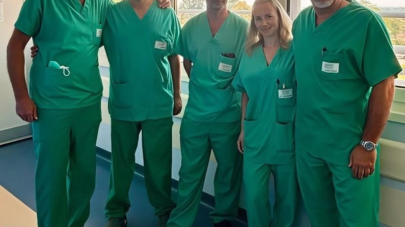 La nuova tecnica, applicata per la prima volta in Italia, è stata eseguita su due pazienti a Massa. In azione l’"Heart Team" per bypass e stent alle coronarie. Una procedura definita ’ibrida’.