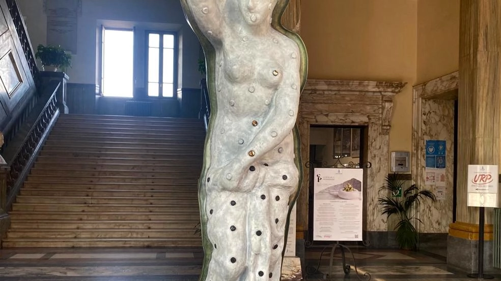 L’atrio del municipio di piazza Matteotti è usato come spazio espositivo grazie alla sua nuova vocazione culturale L’atrio del municipio di piazza Matteotti è usato come spazio espositivo grazie alla sua nuova vocazione culturale