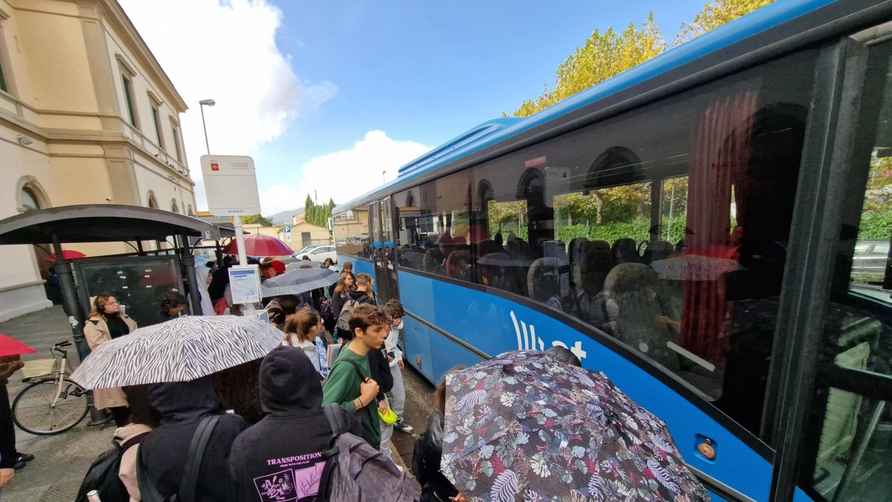 Studenti salgono sul bus a una fermata di Autolinee Toscane. La figlia della signora di Poggio che ha inviato la mail di protesta ad enti ed istituzioni frequenta il liceo classico Forteguerri a Pistoia Studenti salgono sul bus a una fermata di Autolinee Toscane. La figlia della signora di Poggio che ha inviato la mail di protesta ad enti ed istituzioni frequenta il liceo classico Forteguerri a Pistoia