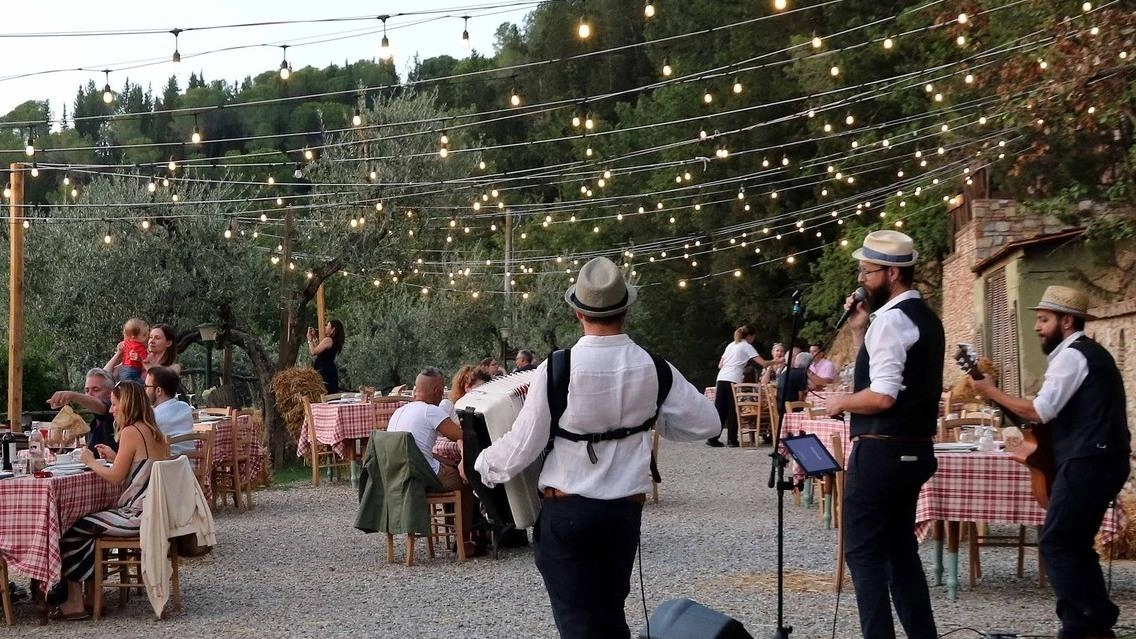 Una serata di una vecchia edizione di «A veglia sulle aie», che invita a riscoprire il territorio attraverso il calore delle aie contadine, trasformate in spazi di incontro Una serata di una vecchia edizione di «A veglia sulle aie», che invita a riscoprire il territorio attraverso il calore delle aie contadine, trasformate in spazi di incontro