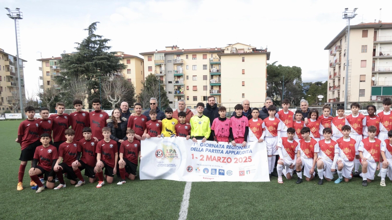 Le due squadre protagoniste della ’partita applaudita’ che si è giocata ieri pomeriggio allo stadio dell’Isolotto Le due squadre protagoniste della ’partita applaudita’ che si è giocata ieri pomeriggio allo stadio dell’Isolotto