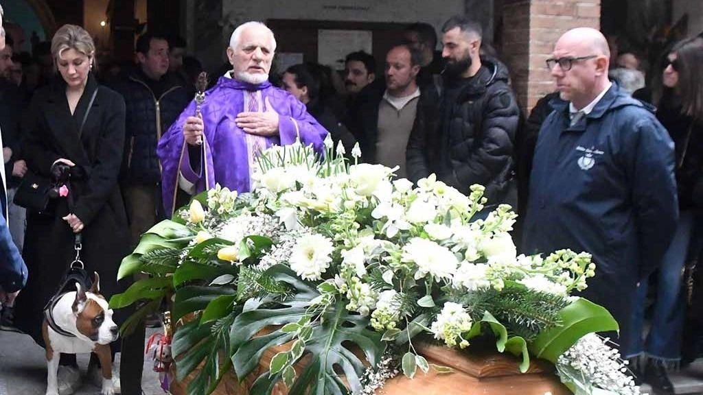 I funerali ieri nella chiesa di San Domenichino con il parroco don Damiano Banchieri