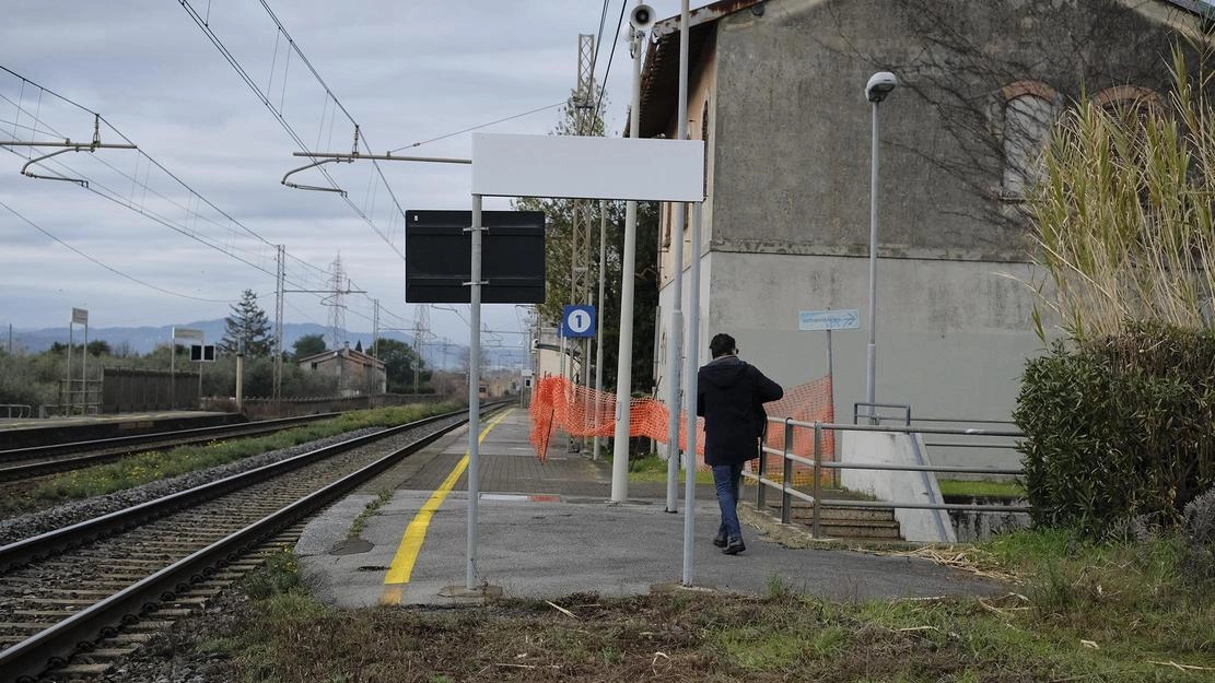 Accertamenti in corso. Traffico ferroviario sospeso per ore fra Massa e Sarzana