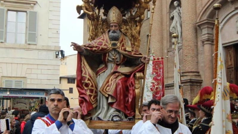 FOLIGNO La città si ferma per San Feliciano. Venerdì la Festa del Patrono di Foligno che, per la prima volta,... FOLIGNO La città si ferma per San Feliciano. Venerdì la Festa del Patrono di Foligno che, per la prima volta,...
