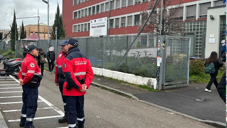 I volontari fuori dalla scuola I volontari fuori dalla scuola