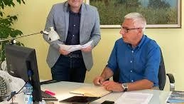 L’assessore ai lavori pubblici Federico Pierucci insieme al sindaco Giorgio Del Ghingaro hanno avviato il percorso partecipativo sul futuro Piano delle Pinete che inizierà domenica, alle 10, al Laghetto, per una passeggiata nel parco L’assessore ai lavori pubblici Federico Pierucci insieme al sindaco Giorgio Del Ghingaro hanno avviato il percorso partecipativo sul futuro Piano delle Pinete che inizierà domenica, alle 10, al Laghetto, per una passeggiata nel parco