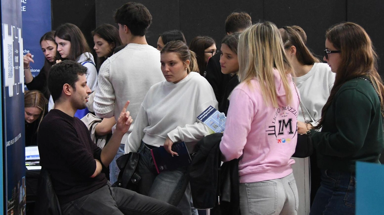 Alcuni dei ragazzi durante gli incontri di ieri alla Imm per il “Salone dello Studente di Campus” (foto Delia) Alcuni dei ragazzi durante gli incontri di ieri alla Imm per il “Salone dello Studente di Campus” (foto Delia)