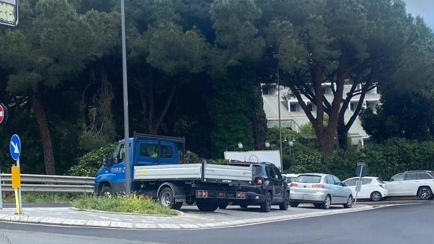 «Scarlino nel cuore» denuncia la mancanza di parcheggi al Puntone, che provoca la sosta selvaggia lungo la strada e sopra gli spartitraffico «Scarlino nel cuore» denuncia la mancanza di parcheggi al Puntone, che provoca la sosta selvaggia lungo la strada e sopra gli spartitraffico