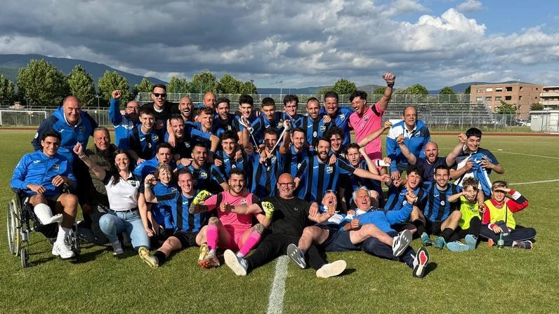 La festa del San Giuliano Terme dopo la fine della partita contro la Larcianese La festa del San Giuliano Terme dopo la fine della partita contro la Larcianese