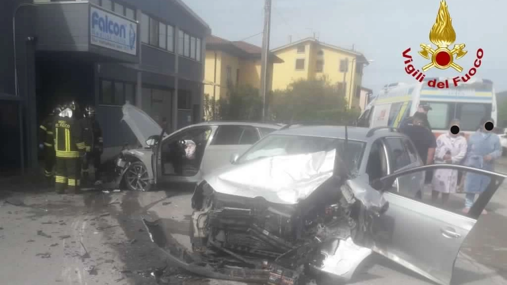 Le due auto gravemente danneggiate dopo lo scontro frontale