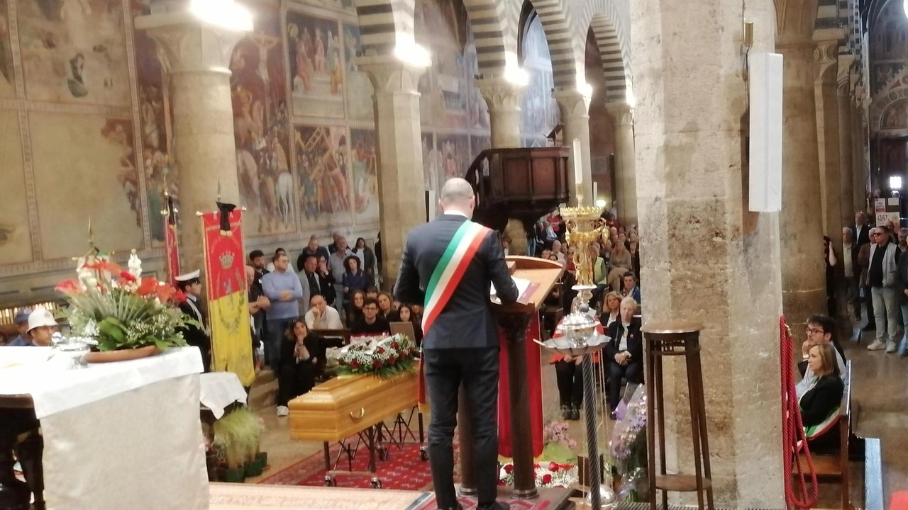 Si sono svolti ieri nel duomo di San Gimignano i funerali dell’ex sindaco Pier Luigi Marrucci. Presenti sia i cittadini delle torri che tutte le autorità Si sono svolti ieri nel duomo di San Gimignano i funerali dell’ex sindaco Pier Luigi Marrucci. Presenti sia i cittadini delle torri che tutte le autorità
