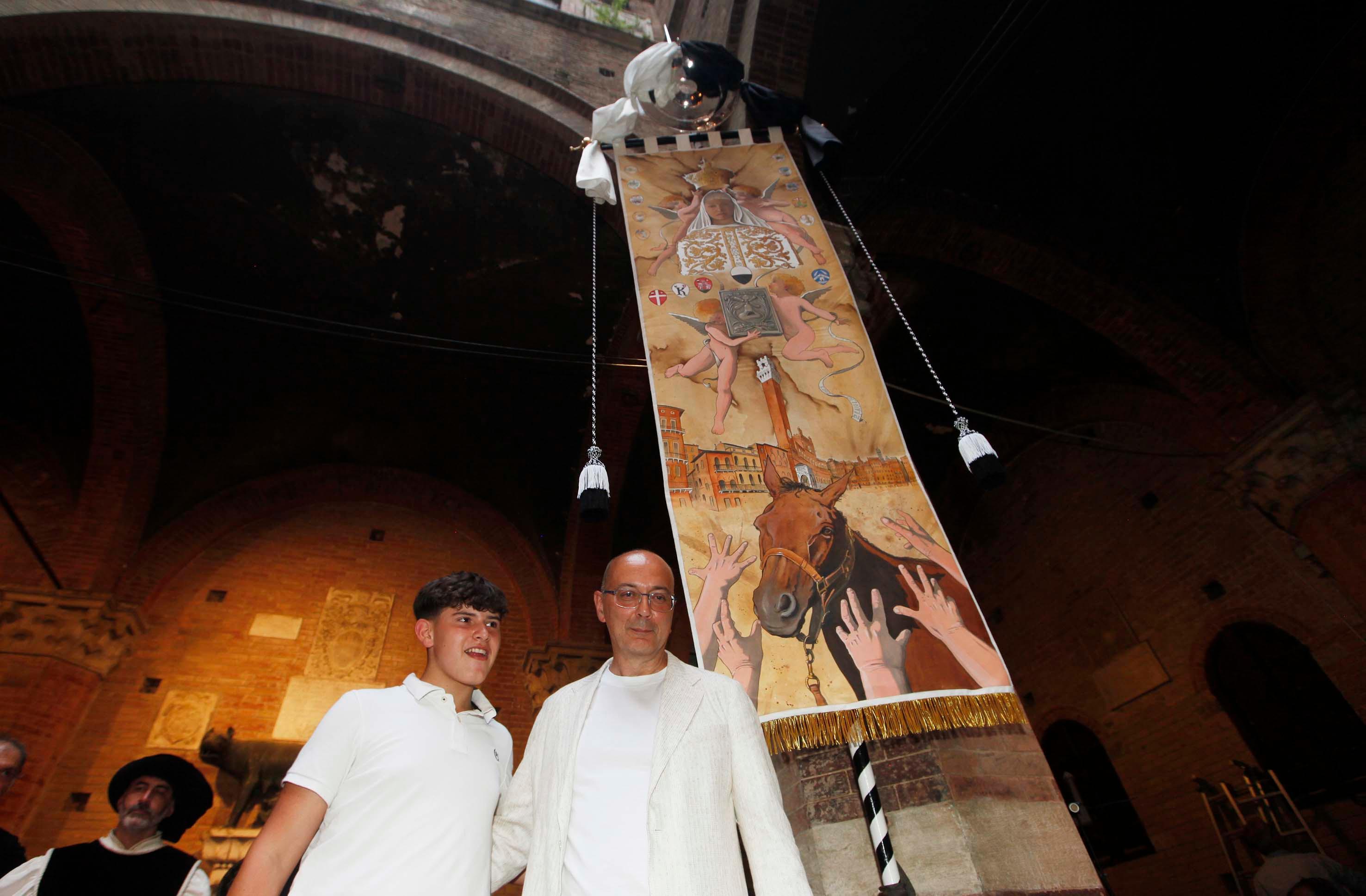Un Palio colore terra di Siena: tanti i segni visti dai contradaioli Un Palio colore terra di Siena: tanti i segni visti dai contradaioli