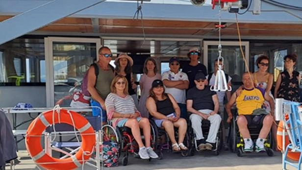Il catamarano del cuore partecipa per la prima volta alla 151 Miglia-Trofeo Cetilar. L’equipaggio è composto da dodici velisti, alcuni sono in carrozzina .