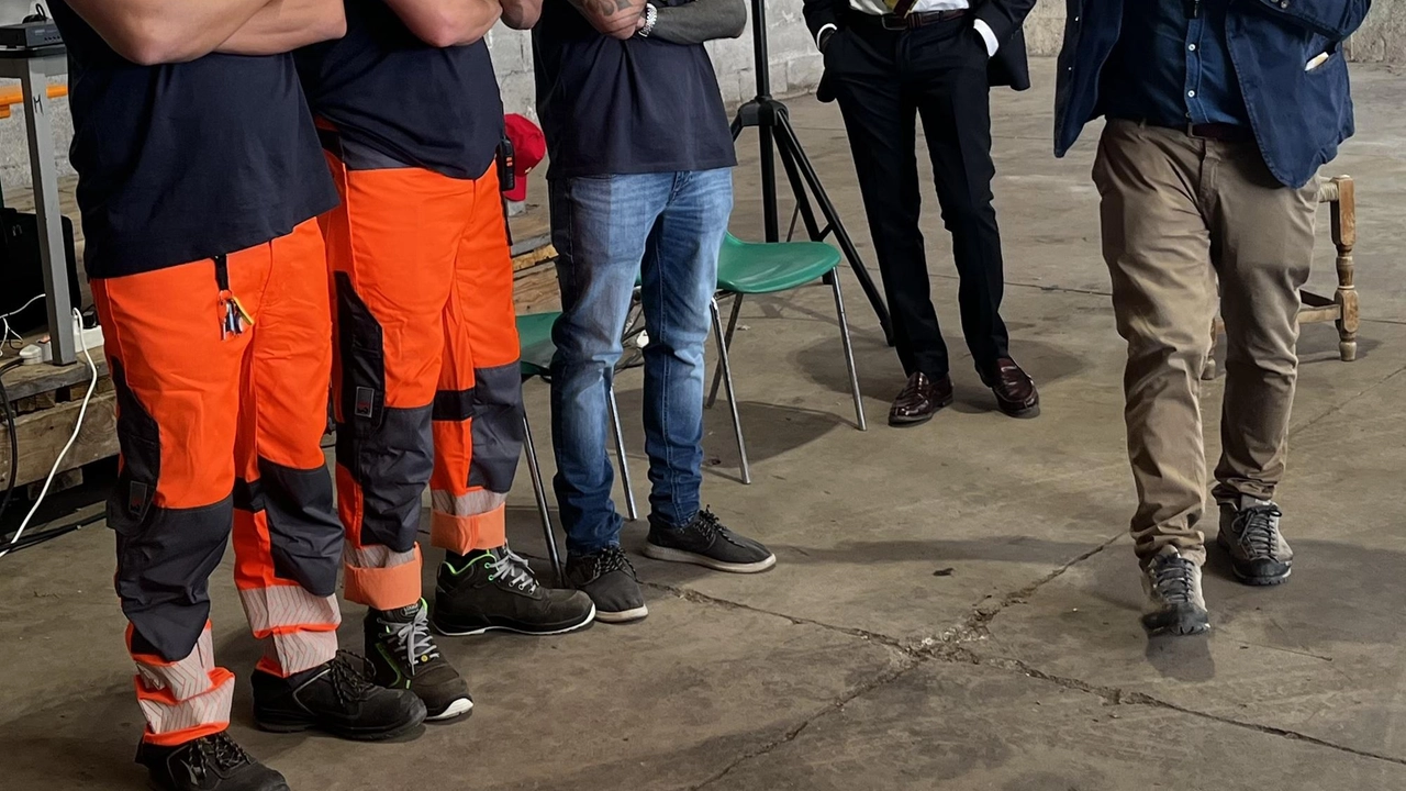 L’open-day occasione per festeggiare l’ultimo pagamento e l’impegno dei dipendenti. L’amministratore Porzano premia i 4 volontari intervenuti nell’incendio alla Carbonovus. L’open-day occasione per festeggiare l’ultimo pagamento e l’impegno dei dipendenti. L’amministratore Porzano premia i 4 volontari intervenuti nell’incendio alla Carbonovus.