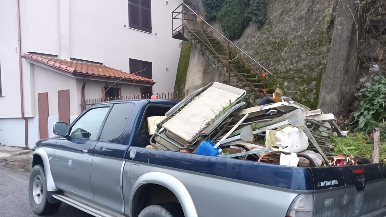 I mezzi carichi di rifiuti organizzati per il trasporto a Tendola. Plastiche e immondizia di ogni genere soprattutto in centro I mezzi carichi di rifiuti organizzati per il trasporto a Tendola. Plastiche e immondizia di ogni genere soprattutto in centro