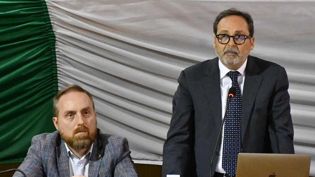 La relazione del sindaco Francesco Persiani in consiglio comunale, l’atto è stato votato con 21 favorevoli e 5 contrari, ovvero l’opposizione, restia a far passare il documento della maggioranza La relazione del sindaco Francesco Persiani in consiglio comunale, l’atto è stato votato con 21 favorevoli e 5 contrari, ovvero l’opposizione, restia a far passare il documento della maggioranza