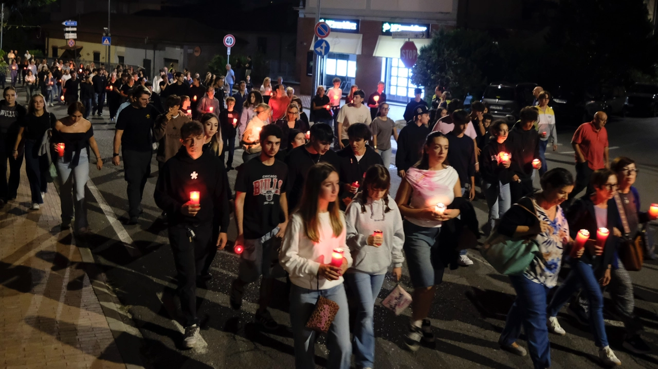 La fiaccolata in memoria di Michela e Yuri (Foto Pasquali)