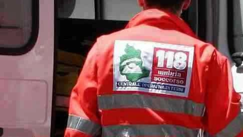 Un agente della polizia locale ha tentato invano di rianimare il piccolo in attesa che arrivasse il 118. Gli operatori non hanno potuto fare altro che constatare il decesso del bambino Un agente della polizia locale ha tentato invano di rianimare il piccolo in attesa che arrivasse il 118. Gli operatori non hanno potuto fare altro che constatare il decesso del bambino