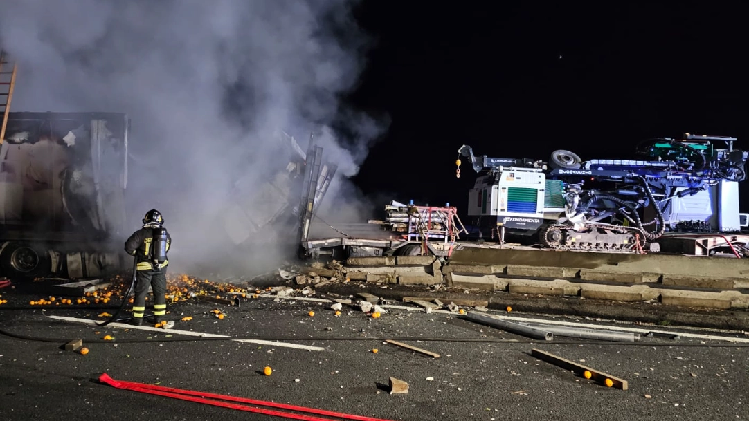 La scena dell'incidente e il camion che ha preso fuoco. E' accaduto tra Arezzo e Monte San Savino La scena dell'incidente e il camion che ha preso fuoco. E' accaduto tra Arezzo e Monte San Savino
