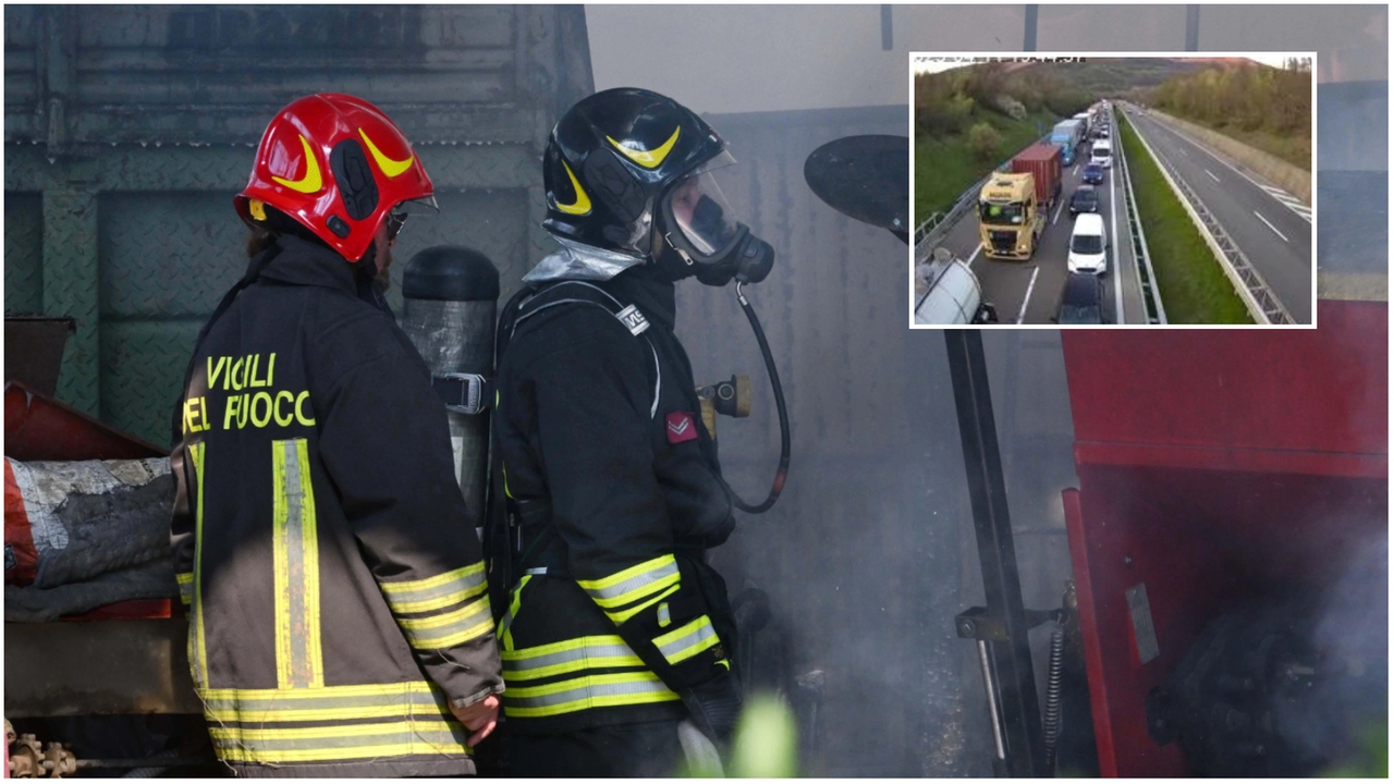 Vigili del fuoco in una foto di repertorio. Nel riquadro, che code che si sono formate tra Pontremoli e Berceto