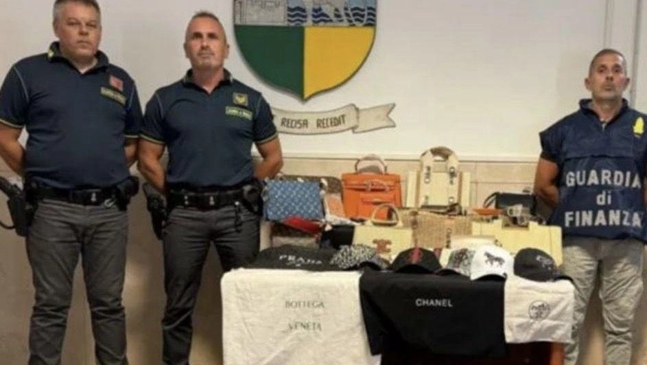 Oltre 1400 articoli contraffatti custoditi in grandi sacchi sono stati sequestrati dai finanzieri del Comando Provinciale di Lucca Oltre 1400 articoli contraffatti custoditi in grandi sacchi sono stati sequestrati dai finanzieri del Comando Provinciale di Lucca