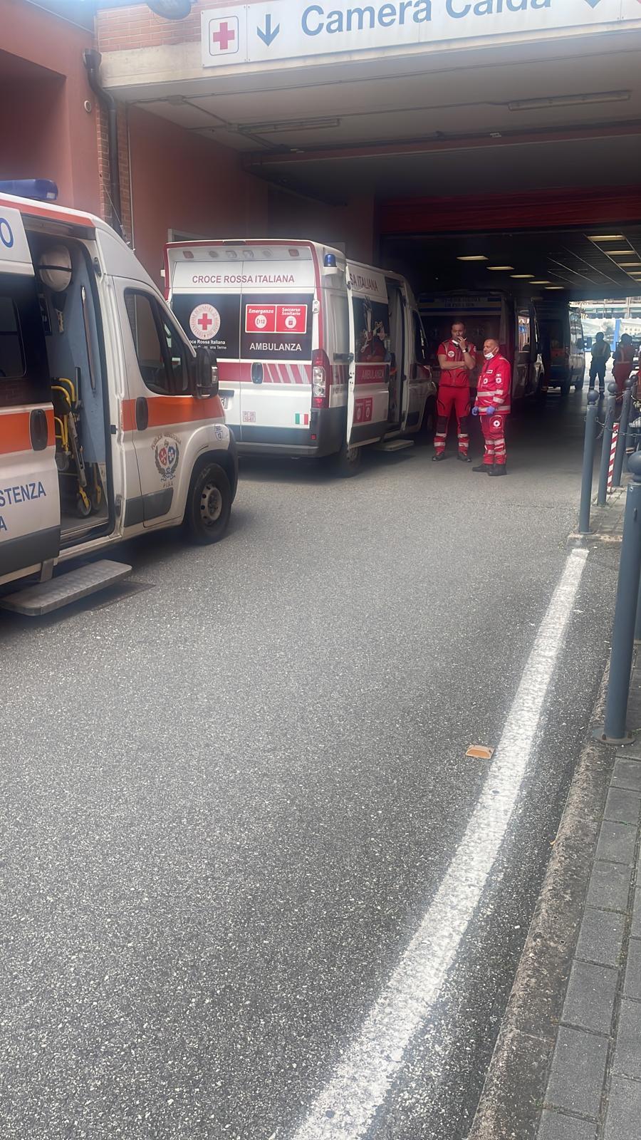 Pisa, ambulanze in fila per ore fuori dal Pronto Soccorso: ancora emergenza a Cisanello Pisa, ambulanze in fila per ore fuori dal Pronto Soccorso: ancora emergenza a Cisanello