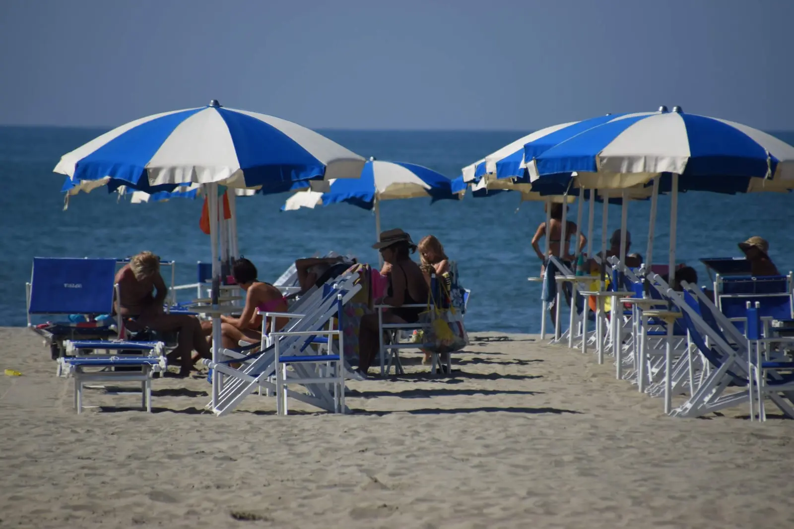Esplode la voglia di mare: costa toscana presa d’assalto tra tuffi e tintarella