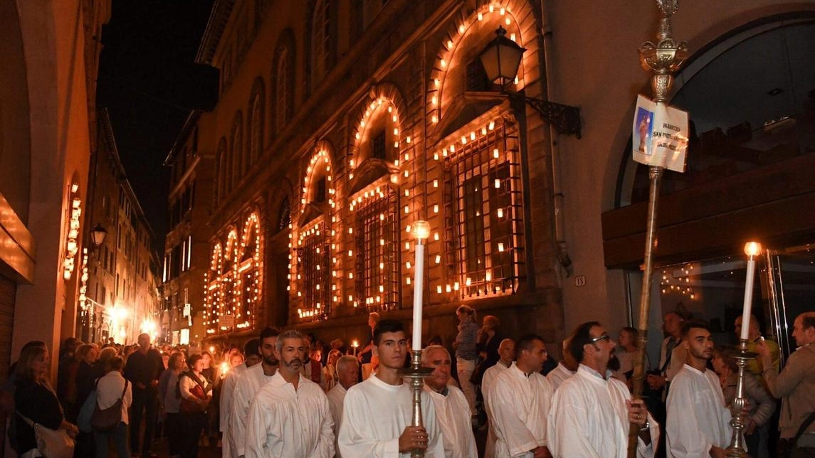 Un momento della processione degli scorsi anni (Foto Alcide) Un momento della processione degli scorsi anni (Foto Alcide)