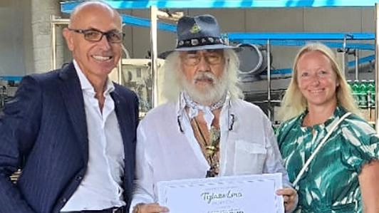 Il presidente Masimo gelati con Tiziano Lera e Maria Riva Christiansen. L’architetto e la fotografa saranno testimonial della società Il presidente Masimo gelati con Tiziano Lera e Maria Riva Christiansen. L’architetto e la fotografa saranno testimonial della società