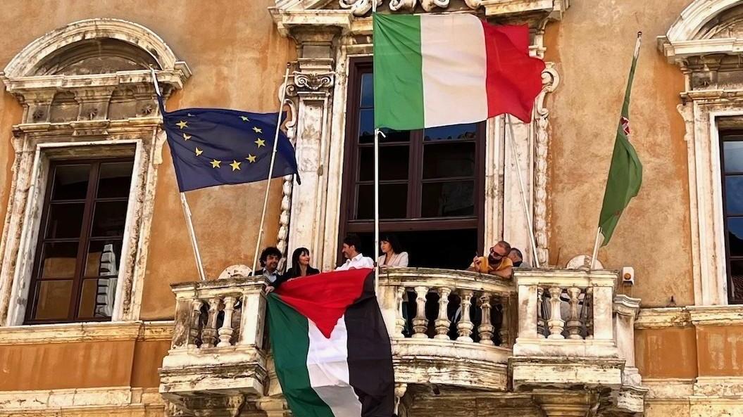 https://www.lanazione.it/image-service/view/acePublic/alias/contentid/MWY3YzAwMTItZWQyZS00/0/la-bandiera-della-rivolta-araba-esposta-fuori-da-palazzo-donini.jpeg?f=16:9&w=1200&h=630