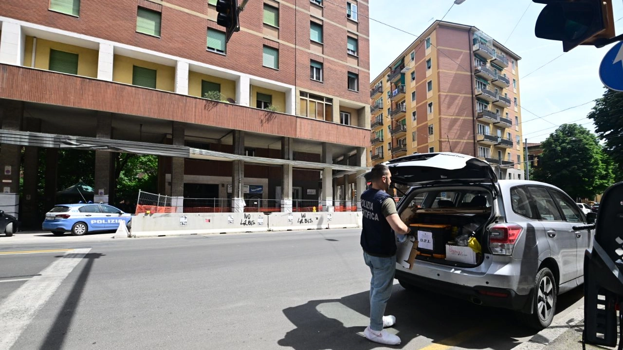 Duplice omicidio in Bolognina, la scientifica ha repertato diversi coltelli che dovranno essere analizzati (foto Schicchi)