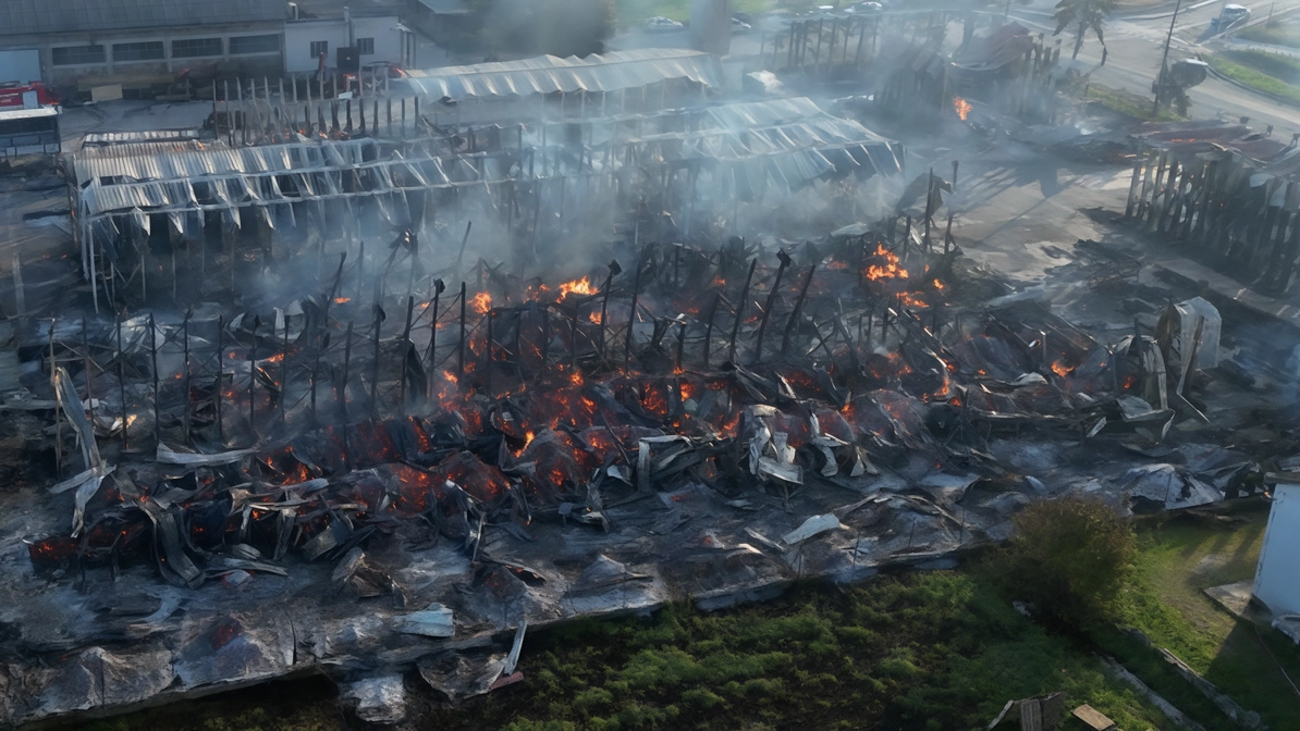Per la terza volta l’azienda di legname Donati semidistrutta dalle fiamme. L’imprenditore accorre e tenta di frenare l’incendio: portato al pronto soccorso. Per la terza volta l’azienda di legname Donati semidistrutta dalle fiamme. L’imprenditore accorre e tenta di frenare l’incendio: portato al pronto soccorso.
