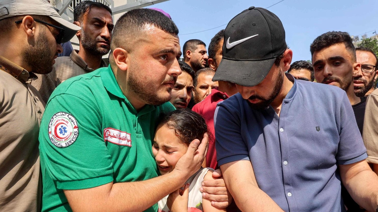 Un uomo conforta una bambina a Gaza I docenti del «De Franceschi - Pacinotti» si uniscono all’appello per il cessate il fuoco Un uomo conforta una bambina a Gaza I docenti del «De Franceschi - Pacinotti» si uniscono all’appello per il cessate il fuoco