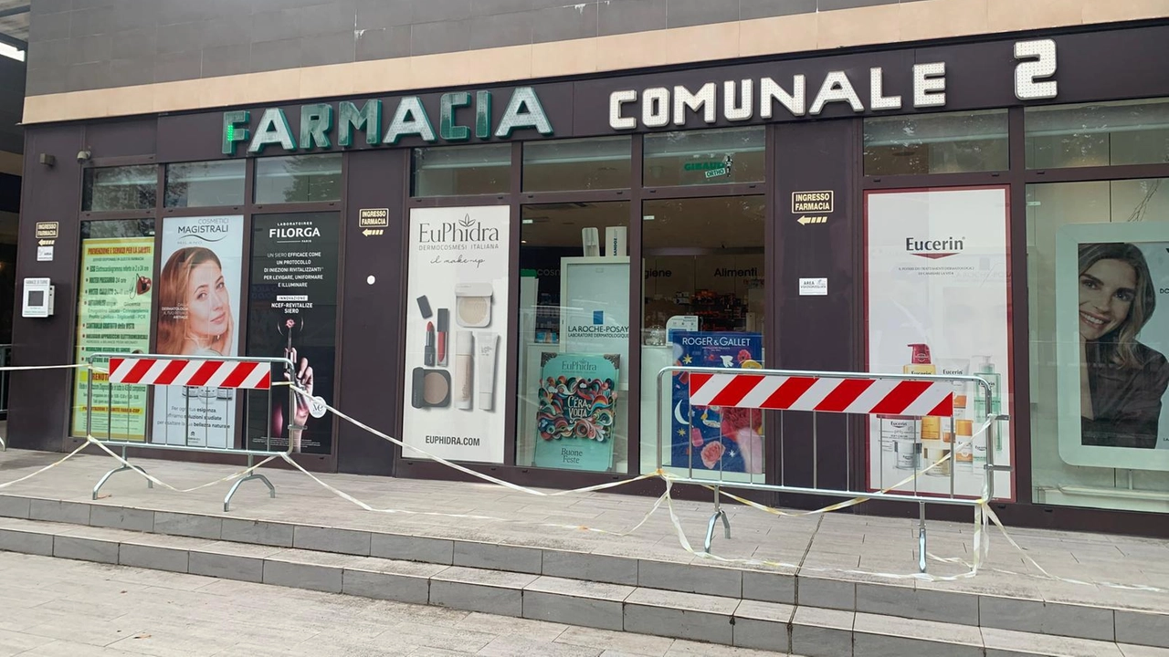 Ecco come si presentava ieri mattina la Farmacia ’Comunale 2’ di Piano di Conca dopo la ’visita’ dei malviventi Ecco come si presentava ieri mattina la Farmacia ’Comunale 2’ di Piano di Conca dopo la ’visita’ dei malviventi