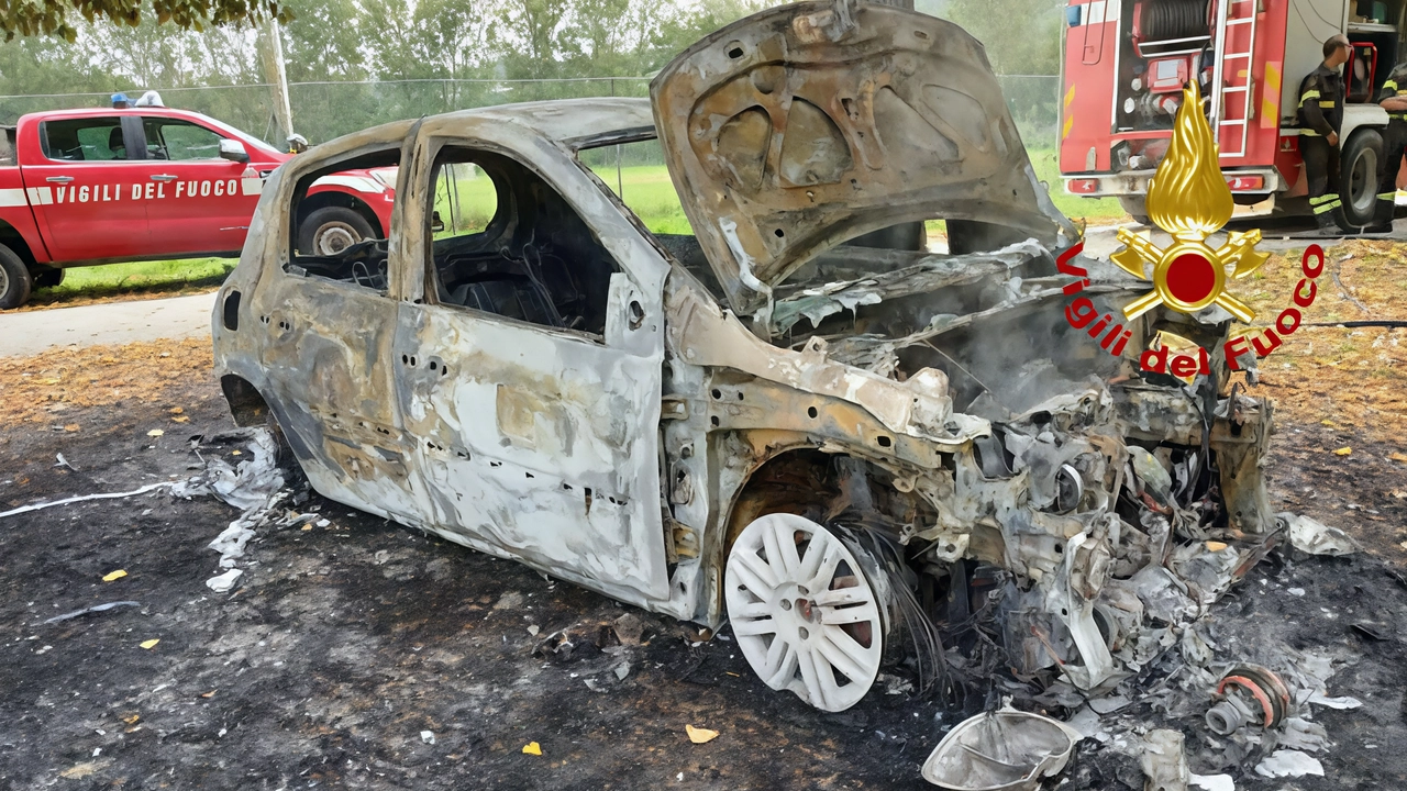 L’auto divorata dalle fiamme L’auto divorata dalle fiamme