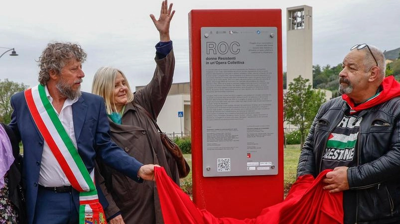 Inaugurata l’installazione nel giardino della biblioteca. Castro (FdI): "Un altro costo. sulle spalle della comunità".