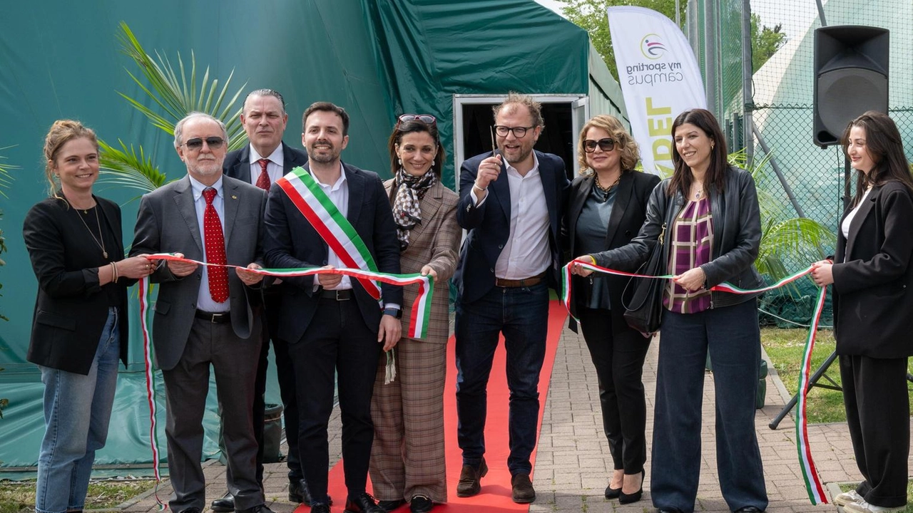Il taglio del nastro durante l’inaugurazione dei campi da padel grazie al Centro Spazio Reale