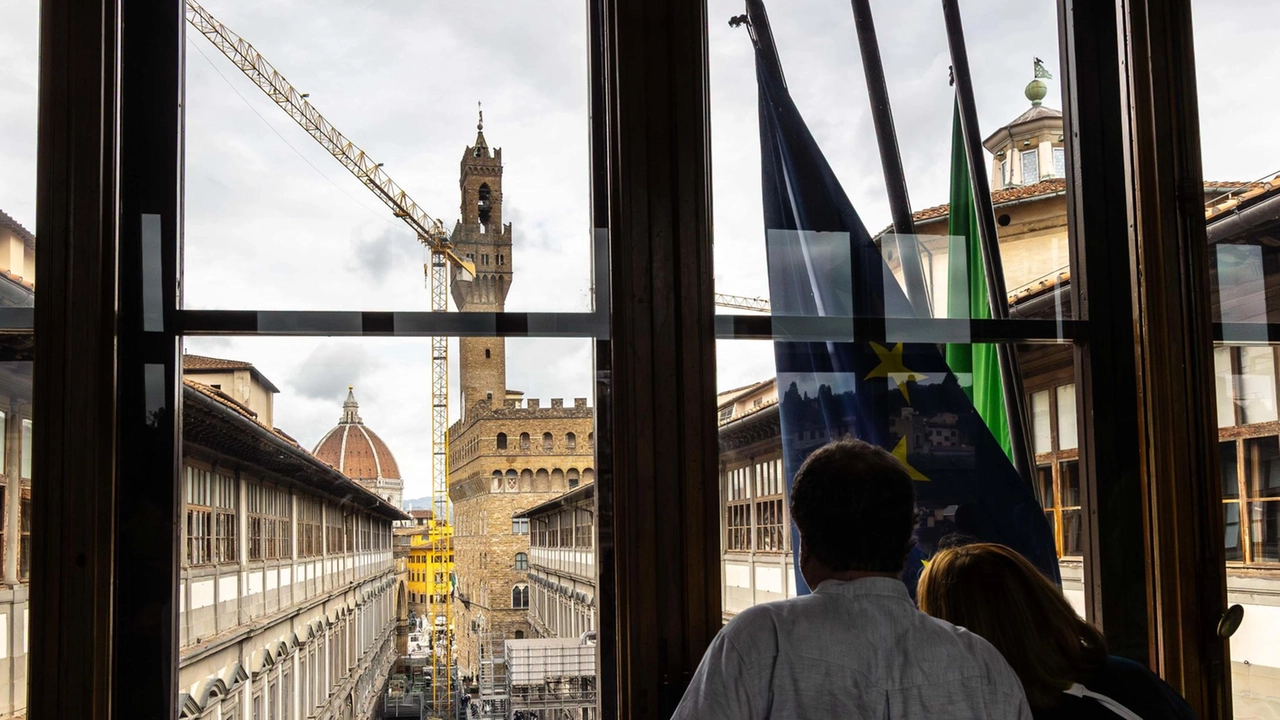 Turisti guardano dalle finestre della Galleria degli Uffizi la gru che occupa da anni il piazzale antistante il museo fiorentino Turisti guardano dalle finestre della Galleria degli Uffizi la gru che occupa da anni il piazzale antistante il museo fiorentino