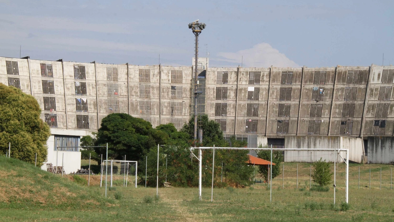 Un'immagine dell'esterno del carcere di Sollicciano a Firenze Un'immagine dell'esterno del carcere di Sollicciano a Firenze