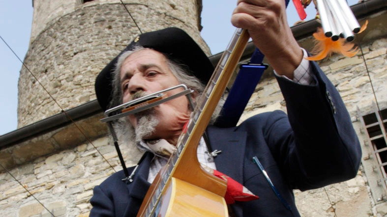 In arte era ’Bugelli’, sempre armato della sua magica chitarra (Foto Pasquali) In arte era ’Bugelli’, sempre armato della sua magica chitarra (Foto Pasquali)
